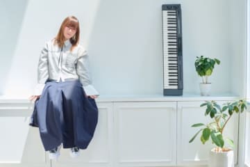 奥華子、「THE FIRST TAKE」に再登場！劇場版アニメーション『時をかける少女』の主題歌「ガーネット」を、ピアノ弾き語りのスタイルで一発撮り！コメントも到着！