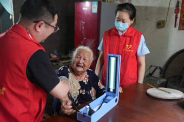 中国の医療・健康水準、5年で着実に向上　平均寿命79歳