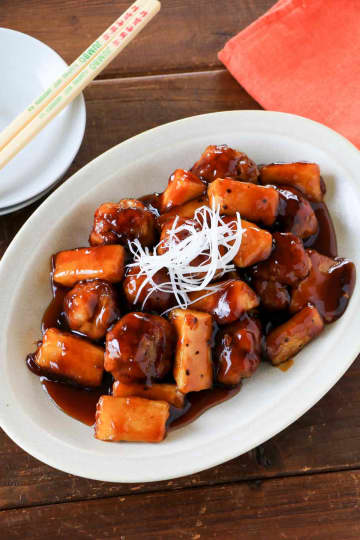 ご飯がすすむ！フライパンひとつで作れる「豚こま団子と長芋の黒酢あん」