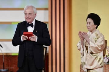 シフさんらにメダル　第36回世界文化賞授賞式