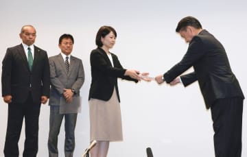 前橋市議会7派、直ちに辞職要求　小川晶市長「よく確認したい」