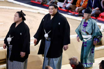 横綱がチェルシーファン明言　ピッチで四股も披露…憧れの聖地を訪問で感無量「夢が叶った」
