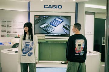【レトロフューチャー】カシオ電卓60周年記念！名機「pocket-mini」オマージュのコラボスウェット＆ロンTが10/28予約開始！