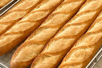 ドンクが「フランスパン無料配布」、１日限定で合計１万４千本