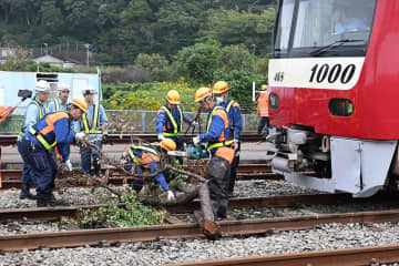 横須賀　京急が倒木事故を想定した訓練　座席をスロープにして電車から脱出