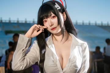 【コスプレ】黒ストッキング＆ハイヒールで魅せるスーツ姿が絶景！香港美女の『ブルアカ』調月リオが魅惑のスタイルを披露する【写真8枚】