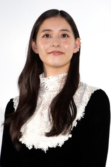 「人魚姫ですか！？」新木優子のドレス姿にファン騒然「いいアングル」「眼福すぎる」