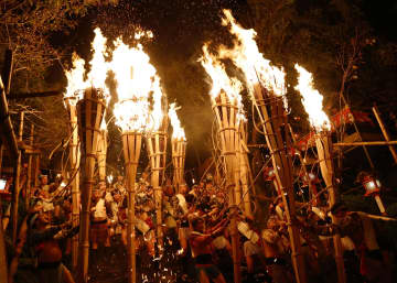 夜空を焦がすたいまつの炎　京都・鞍馬の火祭