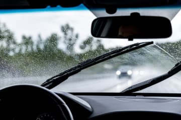 事故の確率が7倍にも跳ね上がる？『雨の日の車の運転』で絶対にしてはいけない行動５つ
