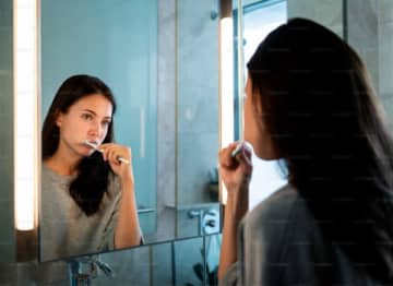 歯磨きが逆効果？ 「白い歯を脅かしている」意外な理由