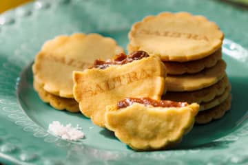 塩スイーツブランド「ソルトラ」大阪に、つぶあん×塩ロールケーキや濃厚キャラメルクッキーサンド