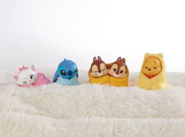ガチャ「くるまりスタイル ディズニーキャラクター」11月上旬発売ぬくぬく毛布にくるまったマリー、スティッチ、チップ＆デール、プーがラインナップ