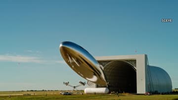 “空飛ぶ基地局”で災害時の課題解決　情報遮断防ぐ新技術　日本メディア初取材