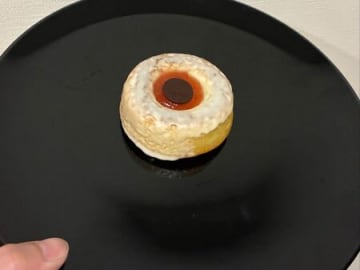 【コンビニ】お手軽にハロウィン気分！「新発売のコンビニスイーツで楽しもう！」「カゲが口に…」