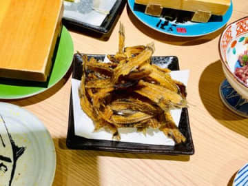 老舗寿司屋で！「骨せんべい」カルシウム補給に最高！食べきれないくらい沢山〜