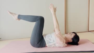 ベッドの上で寝たままできる！お腹痩せピラティス「デッドバグ」