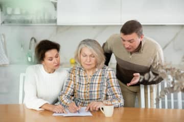 「実家の土地」と「預金300万円」を兄弟3人で相続する予定ですが話がまとまりません……。どのように決めれば“公平”になりますか？