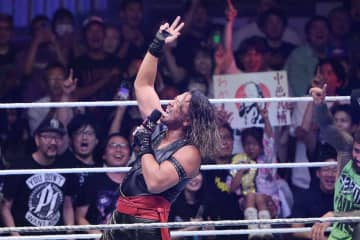 【ＷＷＥ】中邑真輔が棚橋弘至の決めゼリフ「愛してま～す！」引用の真意を語る