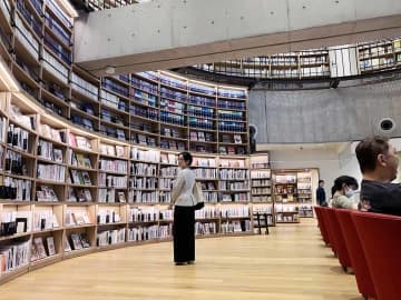 神奈川・海老名市の「ツタヤ図書館」改修10周年　魅力ある施設づくりで貸出者2倍に