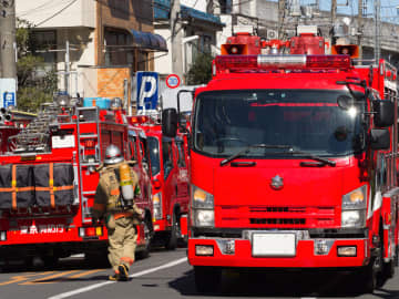 会社の事務所で男性が “お煎餅” をオーブントースターにかけ出火『乾燥させようとしていた』 近くの段ボールに燃え移り “会社と住宅2棟が全焼” しネットで話題に「湿気た煎餅を乾燥させてバリっとさせたかったってこと？それで会社も含めて3棟失うとは」「トースターの近くに段ボール置くか普通？」