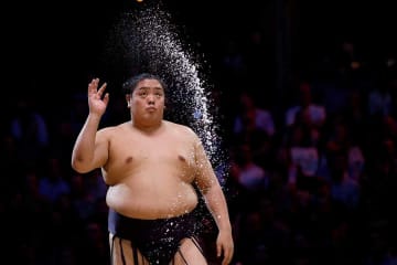 ロンドン大相撲、英空港で目撃された力士に笑撃　1人だけお茶目に「ギャル」「修学旅行生」