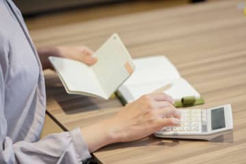 わが家はお互いの給料を一緒にして生活費を管理していますが、夫婦それぞれで財布を分けているケースも聞きます。どちらの方法が家計管理しやすいのでしょうか？