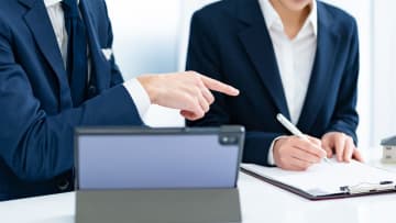 「なんとかなるよ」はハラスメント？ 8割の上司が使う定番フレーズで20代の半数近くが嫌な気持ちに