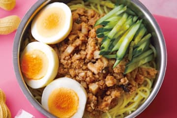 冷めても硬くならないからお弁当にピッタリ！ ぐるぐる混ぜて召し上がれ♪「ジャージャー麺」のレシピ
