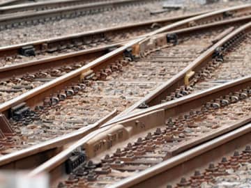 東武東上線…電車の窓ガラスが割れ、乗客ら負傷　夕方に走行中、対向車両と擦れ違う際に　こぶし大の石2個、車内で発見…外から入ってきた可能性