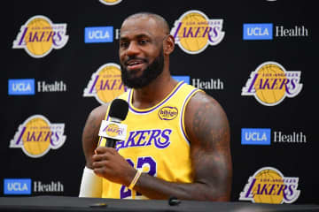 NBA開幕戦、レブロンの真後ろでカメラに抜かれた日本人美女が話題沸騰　正体判明で「あーやっぱり」「羨ましすぎて」