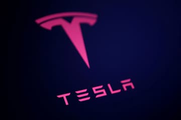 米テスラ、営業利益40％減　EVの部品コスト増で収益力低下