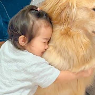 遊びに来たおばあちゃん→帰り際『バイバイ』と言ったら、1歳の女の子が大型犬に…勘違いした『まさかの行動』に反響「幸せすぎ」「相思相愛」