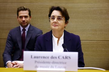 ルーブル館長「監視カメラ不足」　盗難事件、3日ぶり一般公開再開