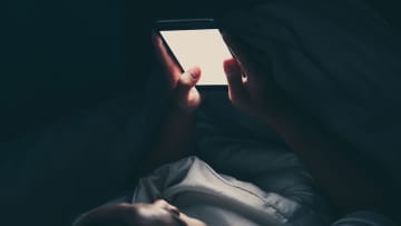 スマホ5時間で肌荒れリスク急増!?　睡眠6時間未満の8割が“肌老化”を実感