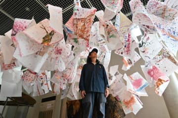 思い出の桜、アートに　伐採の枝と絵使い再現　取手・白山小　東京芸大と共同制作　茨城
