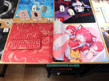 VTuber「赤見かるび×ふもコレ」コラボアイテムの予約スタート、サンプル展示中