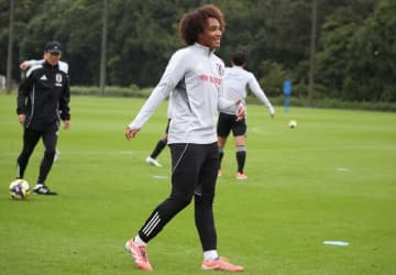 アメリカ人の父を持ち、186センチのサイズを活かしたパワーは規格外！ U-17W杯に挑む廣山Jのラストピース、沖縄育ちの“マギージェラニー蓮”とは何者か