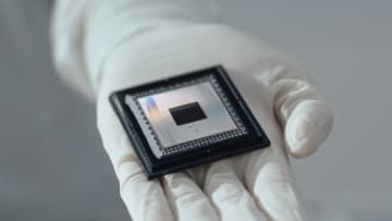 最速スパコンの1万3千倍で計算　グーグル、量子コンピューターで