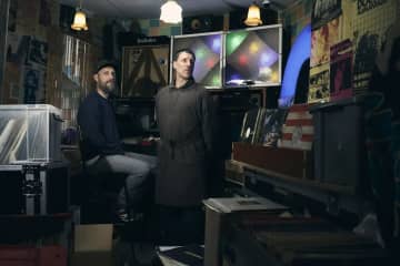 スリーフォード・モッズ、ニューALより「The Good Life」MV公開　グウェンドリン・クリスティー出演