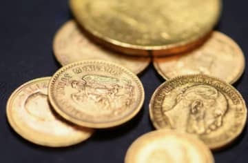 歴史的な高騰続いた金価格、利益確定売りで急落　２２日は小幅に上昇
