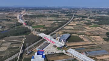2万トン超の高速道路渡線橋、回転架設が無事完了　中国・山東省臨沂市