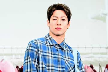 三浦孝太、熱愛報道後初の公の場　爽やかなブルーの衣装で登壇…最近会った特別な出来事に「色々な国に行かせてもらえる」