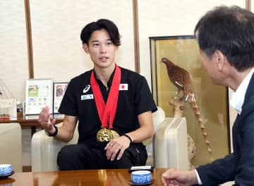 陸上・飯沢千翔選手「先頭で盛り上げる」　世界陸上男子1500メートル出場、伊勢原市役所で報告
