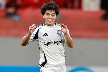 GKは一歩も動けず…日本人が海外で「圧巻ゴラッソ」　タックル受けながら「こじ開けた」