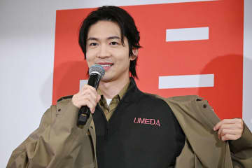 松下洸平、大阪の新ユニクロに来店…まさかの「梅田」刺繍でキメ顔
