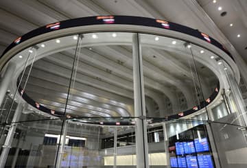 東証、午前終値4万8664円　続落、米中貿易摩擦懸念で売り