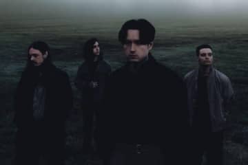 バッド・オーメンズ、新たなアンセム「DYING TO LOVE」を発表