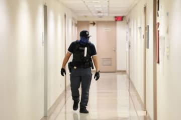 給与未払いの米連邦職員は１００万人超　政府閉鎖が２２日目に突入するなか