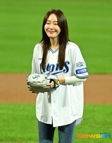 【PHOTO】オム・ジウォン、始球式に登場…美しいユニフォーム姿