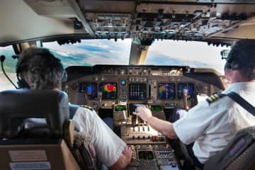 【最新版】年収が高い職業No.1は「航空機操縦士」！ 就業するまでの流れやかかる費用を解説！